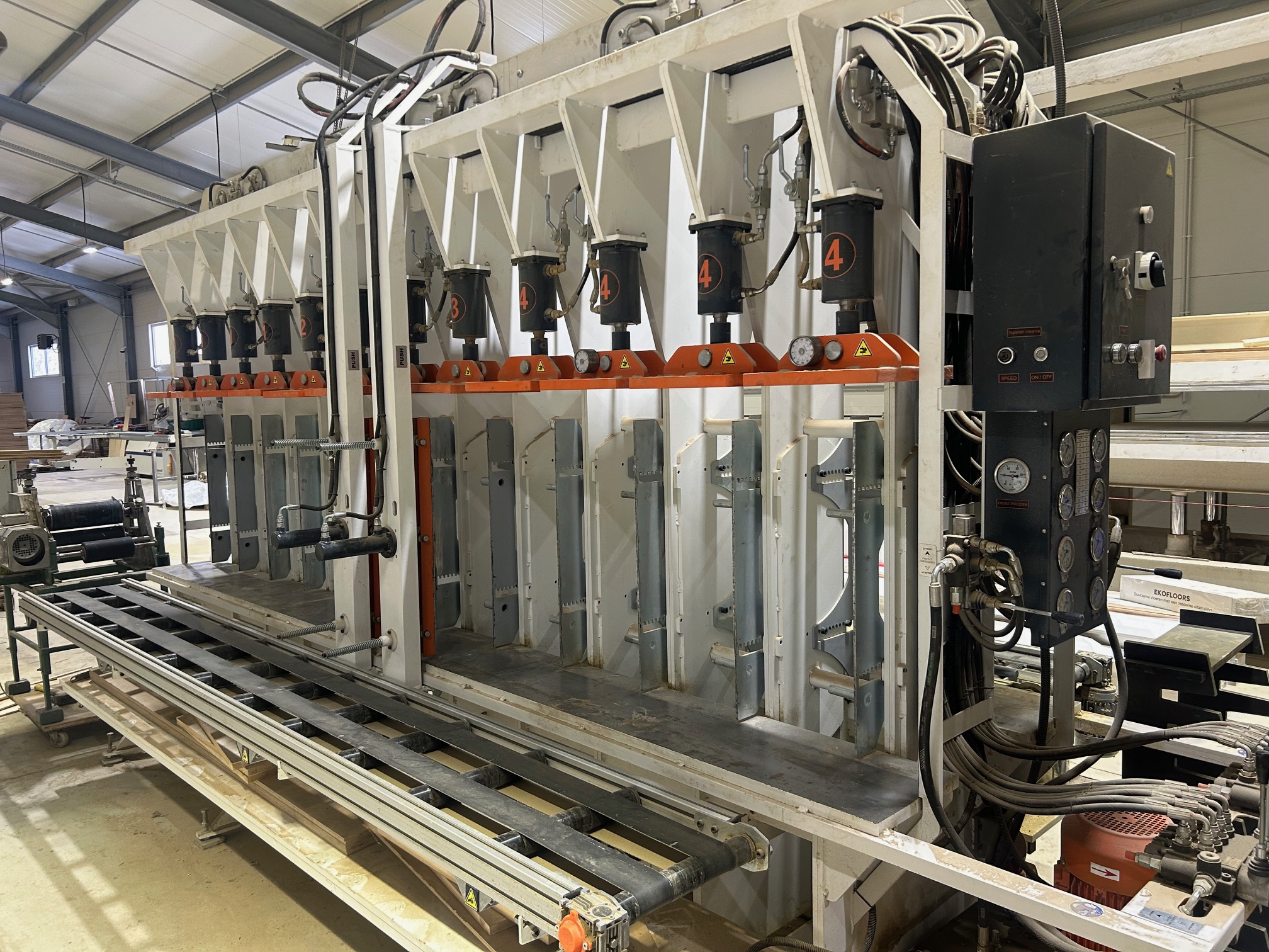 3.Prasa-dwustronna-wielowarstwowa-DECK-ART-do-podlog